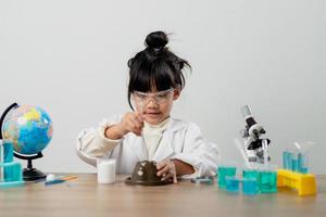 bildung, wissenschaft, chemie und kinderkonzept - kinder oder schüler mit reagenzglasexperimenten im schullabor foto