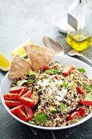 gegrilltes Gemüse und Quinoa-Salat mit Feta-Käse foto