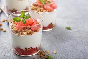 Grapefruit-Müsli und Joghurt-Parfait foto