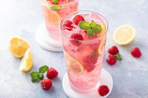 kalter frühlings- oder sommercocktail, himbeerlimonade foto