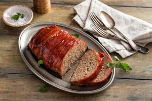 Hackbraten mit Kartoffelpüree und grünen Bohnen foto