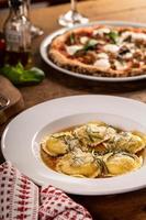 Ravioli mit brauner Butter und Salbei mit Kürbisfüllung foto