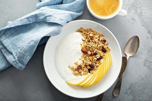 Naturjoghurt mit Müsli und Birne foto