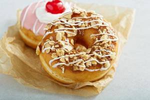 Donuts mit süßer Karamell- und Kirschglasur foto