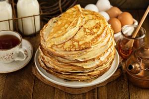 Stapel dünner russischer Pfannkuchen oder Crêpes foto