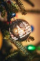 Weihnachtsszenenverzierung, die an einem Weihnachtsbaum hängt foto