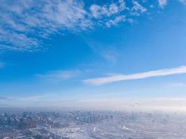 Hochmoderne Wohngebäude, Straßen, Einkaufszentren, Himmel und Wolken an einem kalten Wintertag mit Quadrocopter foto