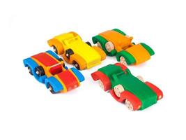 Foto des Cabriolets eines Retro-Autos aus Buche in verschiedenen Farben. Spielzeug aus Holz auf einem weißen, isolierten Hintergrund