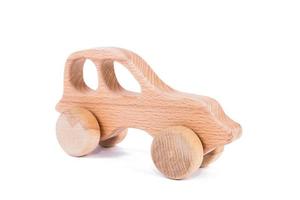 Foto eines Holzautos aus Buche. Spielzeug aus Holz Retro-Auto auf einem weißen isolierten Hintergrund
