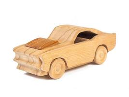 Foto eines Holzautos aus Buche. Spielzeug aus Holz Retro-Auto auf einem weißen isolierten Hintergrund