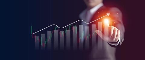 geschäftsmannhand, die diagramm zum erfolg, wachsendes wachstumsgeschäftsfinanzkonzept, diagramm der finanzinvestitionen und börsenplananalyse zeigt foto
