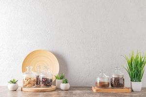 Verschiedene Küchenutensilien auf einer Holzarbeitsplatte vor dem Hintergrund einer grauen strukturierten Wand. küchenhintergrund für das layout mit kopierraum. foto