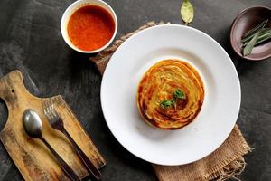 Paratha-Brot oder Canai-Brot oder Roti Maryam, beliebtes Frühstücksgericht. auf Teller serviert foto