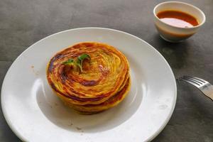 Paratha-Brot oder Canai-Brot oder Roti Maryam, beliebtes Frühstücksgericht. auf Teller serviert foto