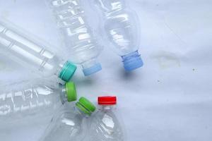 Satz Wasserplastikflasche. isoliert auf weißem Hintergrund. gebrauchte Plastikflaschen foto