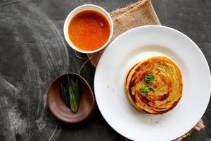 Paratha-Brot oder Canai-Brot oder Roti Maryam, beliebtes Frühstücksgericht. auf Teller serviert foto