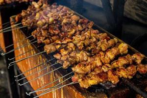 sate klatak oder sate kambing oder satay ziege, lamm, lamm oder fleisch ziege satay mit holzkohlezutat auf rotem feuer grillen von menschen, indonesien kochen satay. mit selektivem Fokus foto