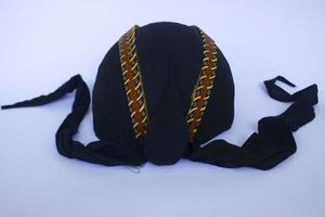 blangkon ein traditioneller Hut für javanische Männer. isoliert auf weißem Hintergrund foto