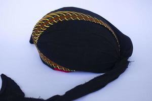 blangkon ein traditioneller Hut für javanische Männer. isoliert auf weißem Hintergrund foto