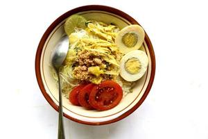 Soto Lamongan ist ein Gericht aus Suppe Lamongan, Ost-Java, Indonesien. aus Huhn, Fadennudeln, Ei, Sojasprossen, Kurkuma, Brühe und Koya foto