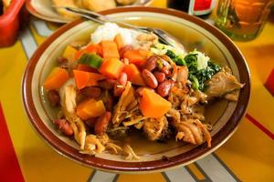 sop senerek oder rote Kidneybohnensuppe, traditionelle Speisesuppe aus Magelang, Indonesien. indonesisches traditionelles essen. aus Rind- oder Hähnchenfleisch, Kutteln gemischt mit gehackten Karotten, Kartoffeln, Spinat, foto