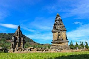 lokale touristen besuchen nach der notfallzeit von covid 19 den arjuna-tempelkomplex auf dem dieng-plateau foto