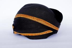 Blangkon Hitam oder Black Blangkon ein traditioneller Hut javanischer Männer. isoliert auf weißem Hintergrund foto