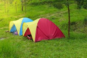 Zelt- oder Kuppelzeltcamping auf Bergwiesen am Morgen. Lager foto