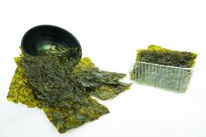 Nori-Algen isoliert auf weißem Hintergrund. japanisches essen nori. trockene Algenblätter. foto