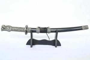 japanisches Samurai-Kurzschwert Wakizashi, mit Drachenornament, isoliert auf weißem Hintergrund foto