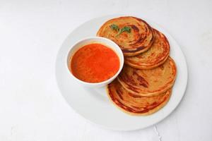 Paratha-Brot oder Canai-Brot oder Roti Maryam, beliebtes Frühstücksgericht. auf Teller serviert foto