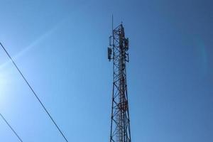 Kommunikationsturm. Telco-Gitter für 3g 4g 5g Apokalypse-Internetkommunikation, Mobil-, UKW-Radio- und Fernsehsendungen auf Sendung mit blauem Himmel im Hintergrund foto