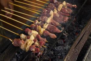 sate kambing oder satay ziege, lamm, lamm oder fleisch ziege satay mit holzkohle zutat auf rotem feuer grillen von menschen. traditioneller satay aus yogyakarta, java, indonesien kochsatay foto