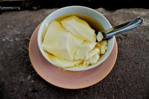 Wedang Tahu oder Kembang Tahu ist ein Ingwergetränk und enthält Bohnenquark-Tofu aus Sojabohnensaft und Palmzuckersirup. Traditioneller Tofu-Pudding foto