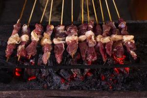 sate kambing oder satay ziege, lamm, lamm oder fleisch ziege satay mit holzkohle zutat auf rotem feuer grillen von menschen. traditioneller satay aus yogyakarta, java, indonesien kochsatay foto