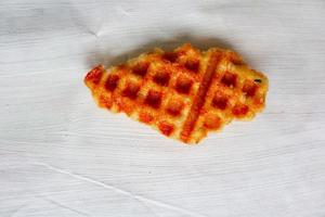 Croissant-Waffel oder Croffle mit Schokoladensauce, serviert in Schachtel und weißem Hintergrund foto