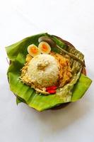 Nasi Liwet Solo oder Sego Liwet Solo ist ein traditionelles Essen aus Surakarta. aus wohlschmeckendem Reis, Chayote und gekochtem Ei, Hühnchen, dicker Kokosmilch, serviert auf einem Bananenblatt foto