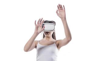 frau, die vr-virtual-reality-headset mit schnittstelle trägt foto