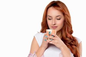 schöne Frau trinkt Tee, trinkt Kaffee, Studioporträt foto