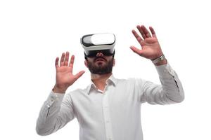 Mann, der virtuelle Realität mit Virtual-Reality-Brille erlebt foto