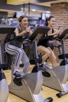 glückliche Freundinnen beim Indoor-Training in einem Fitnessclub. foto