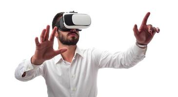 Mann, der virtuelle Realität mit Virtual-Reality-Brille erlebt foto