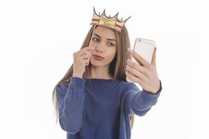 Schönheit lustige Teenager-Mädchen machen Selfie mit ihrem Handy foto