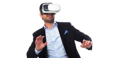 Arabischer Mann, der virtuelle Realität mit Virtual-Reality-Brille erlebt foto