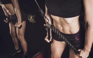 Frau beim Training im Fitnessstudio. foto