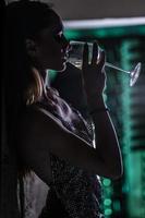 weibliches modisches modell, das glas wein hält. Frau trinkt Wein. foto