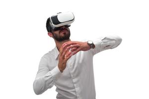 Mann, der virtuelle Realität mit Virtual-Reality-Brille erlebt foto