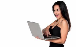 schöne lächelnde Frau mit Laptop-Computer foto