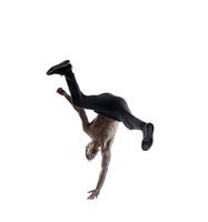 männliches Model, das Breakdance-Routine macht. isoliert auf weißem Hintergrund foto