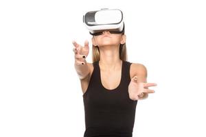 schöne frau, die vr-virtual-reality-headset mit schnittstelle trägt foto